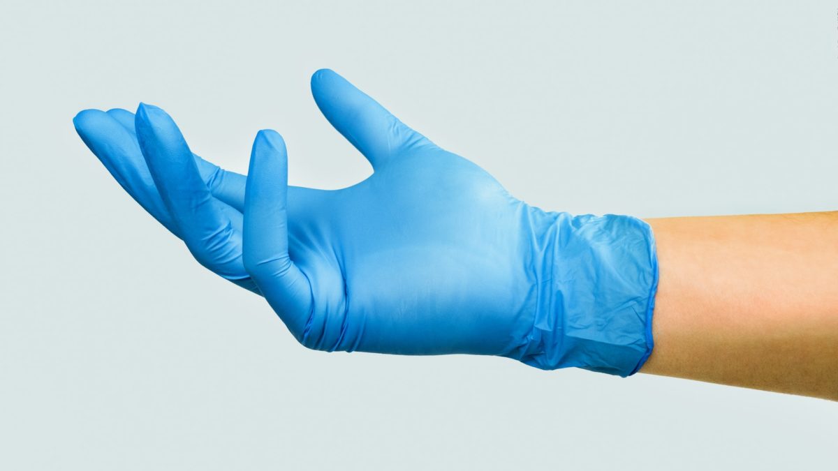 Rękawiczki jednorazowe oraz środki do dezynfekcji – kiedy ich używać?